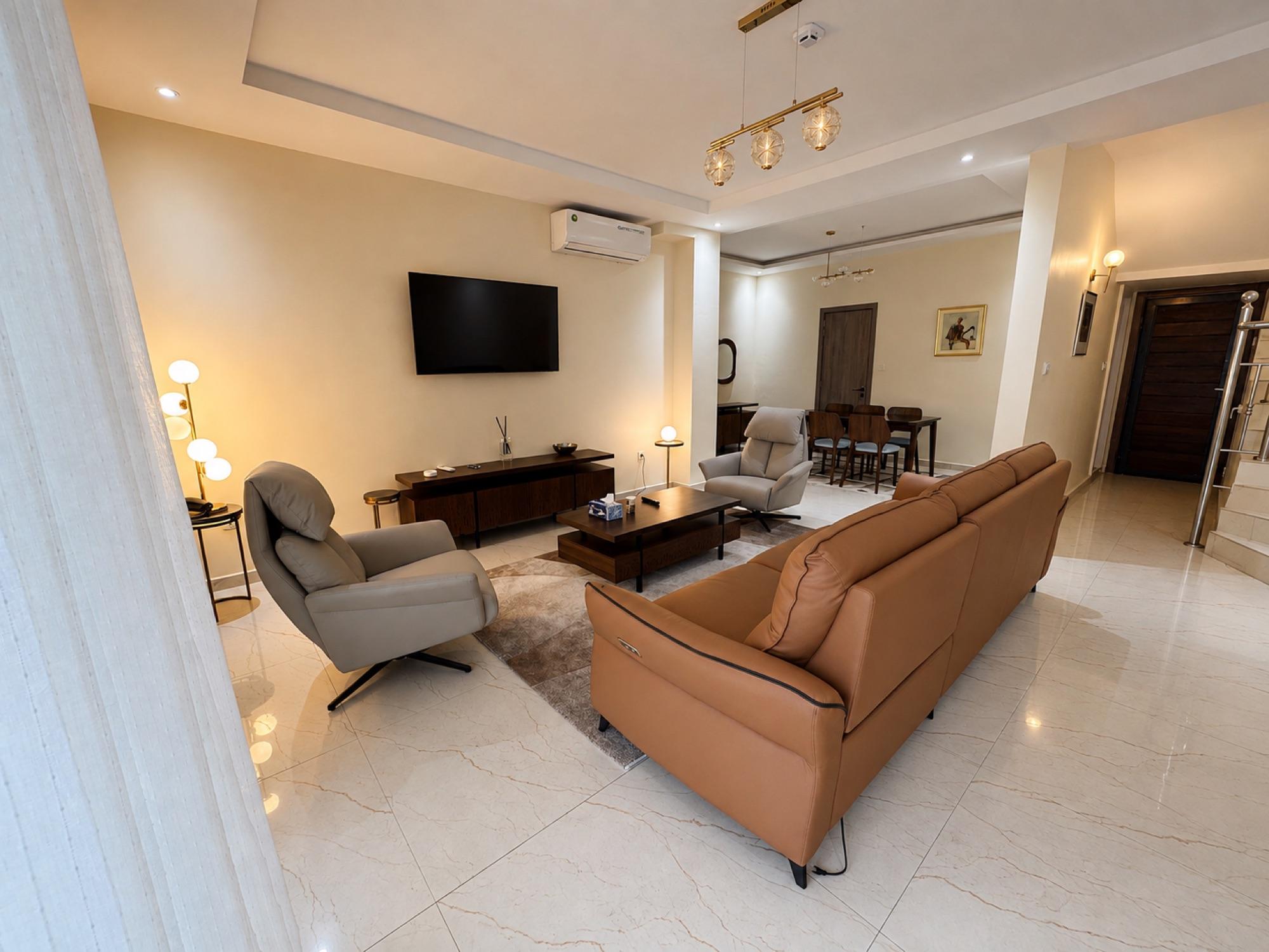 Suite Azur — salon et cuir fauve