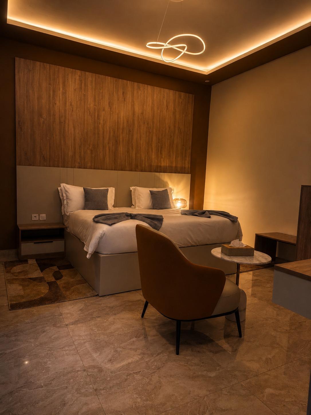 Suite Azur — une chambre et son coin fauteuils, vue en hauteur