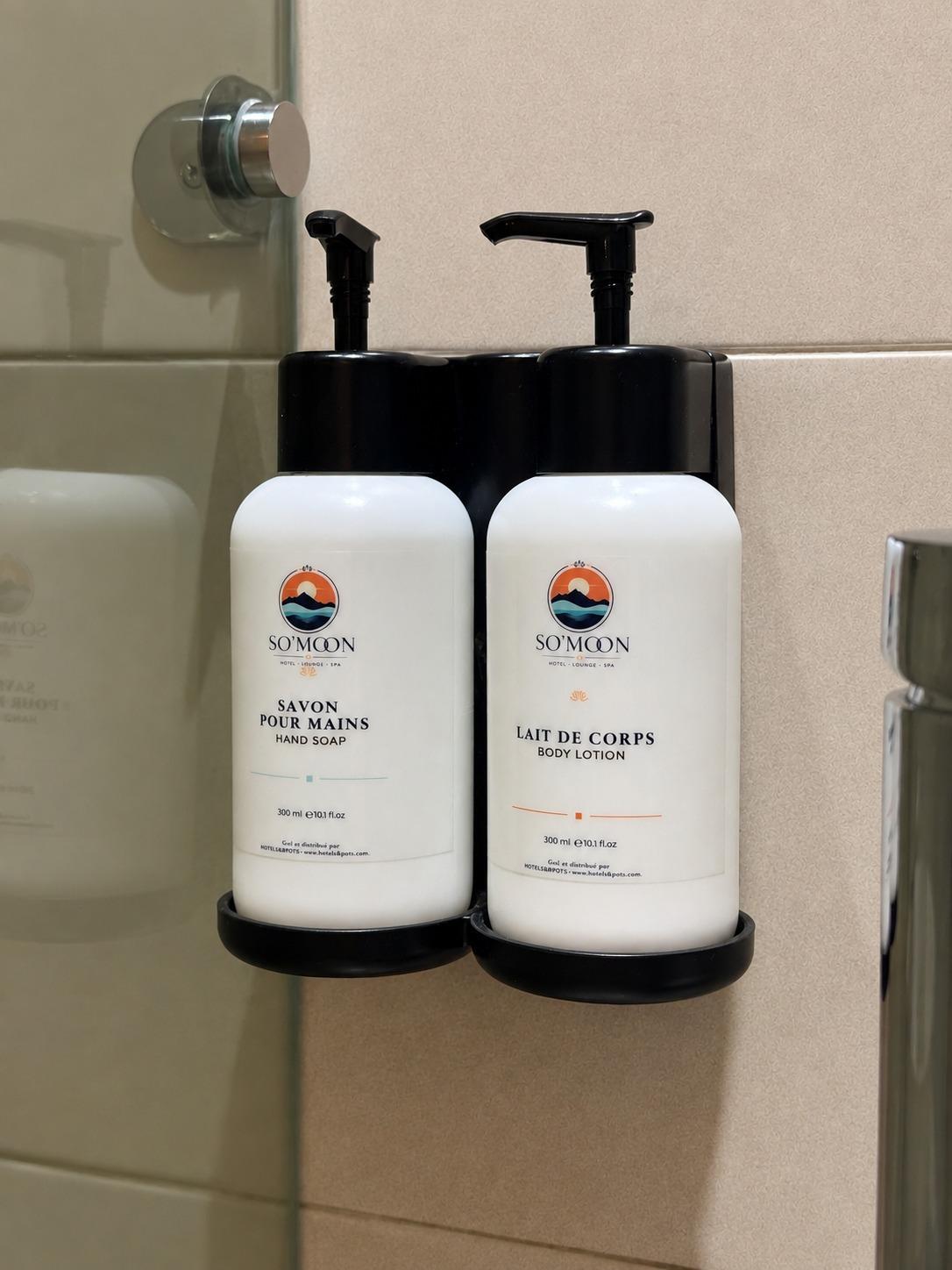 Suite Azur — les distributeurs de produits d'accueil SO'MOON dans la douche