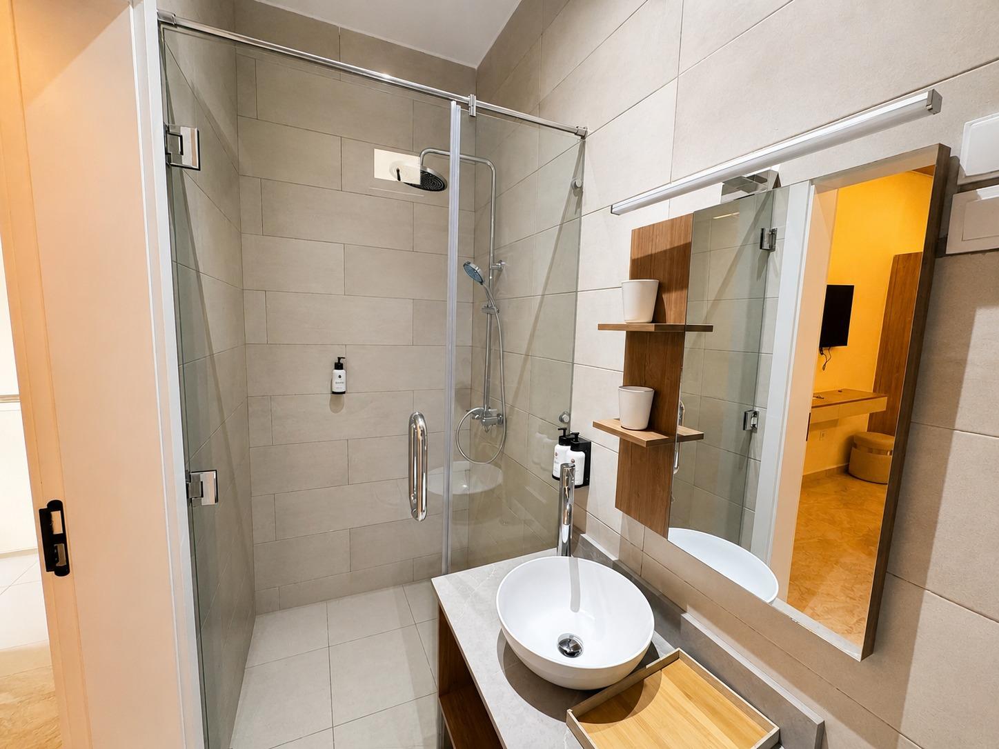 Suite Azur — la salle d'eau : douche vitrée, vasque et miroir