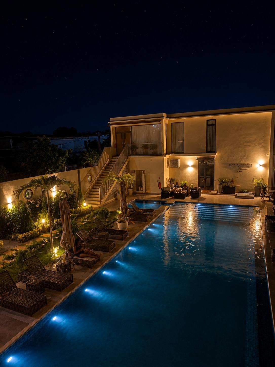 La piscine de SO'MOON à la nuit tombée, éclairée depuis l'intérieur du bassin