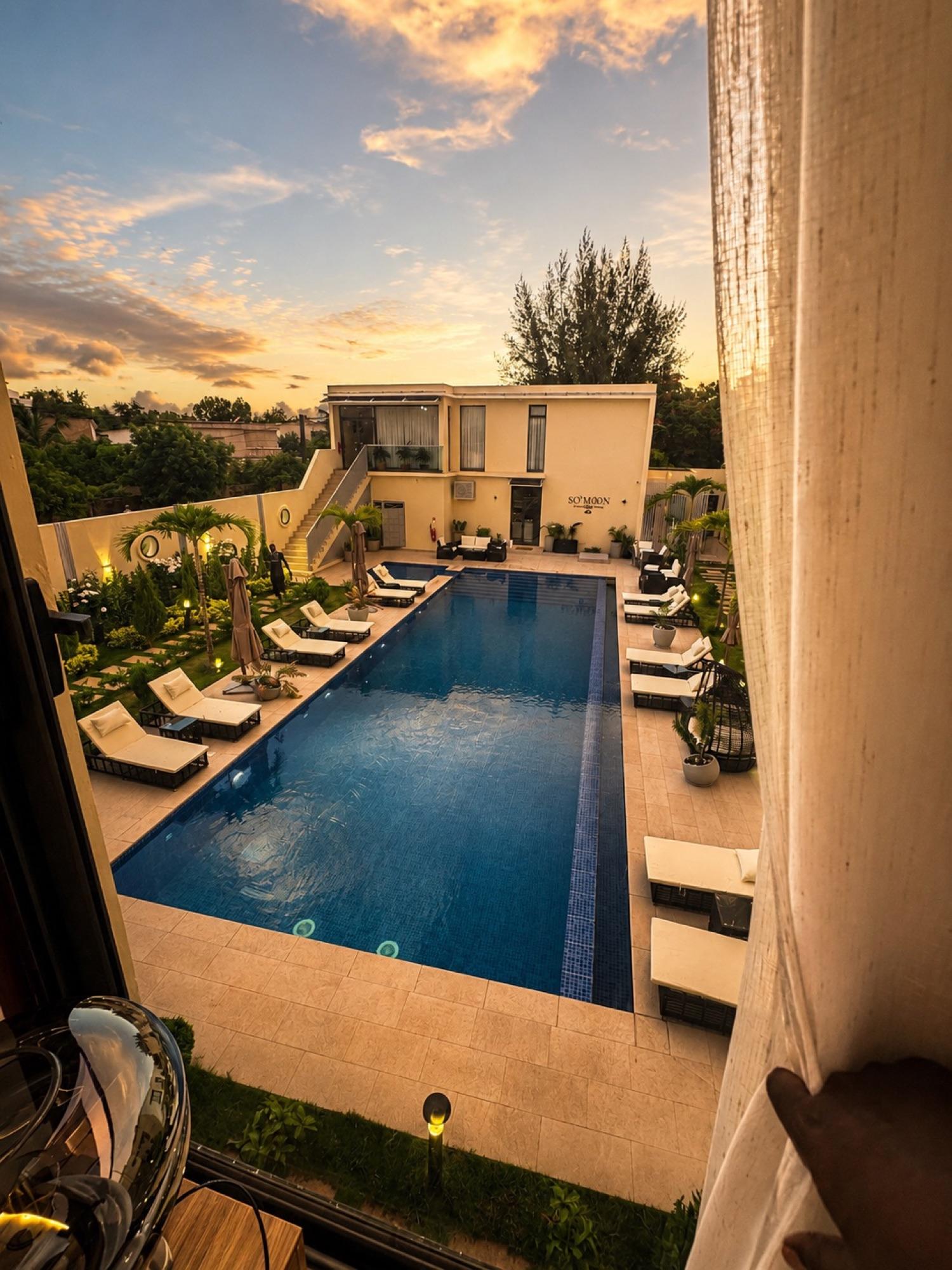 Suite Lagune — la piscine en contrebas