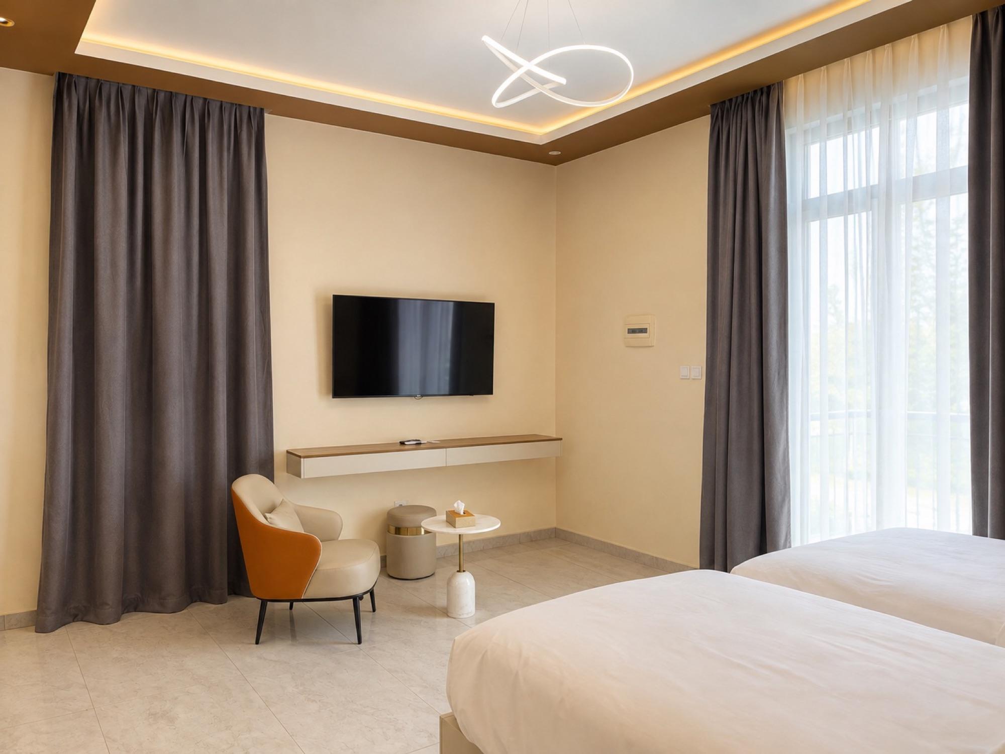 Chambre Twin — le coin salon et l'écran
