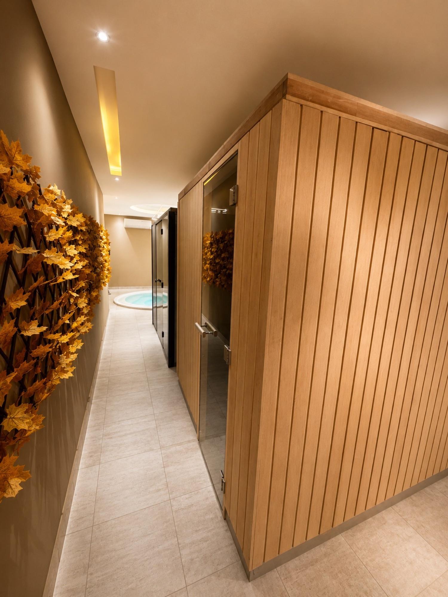 Le couloir du spa SO'MOON, habillé de bois