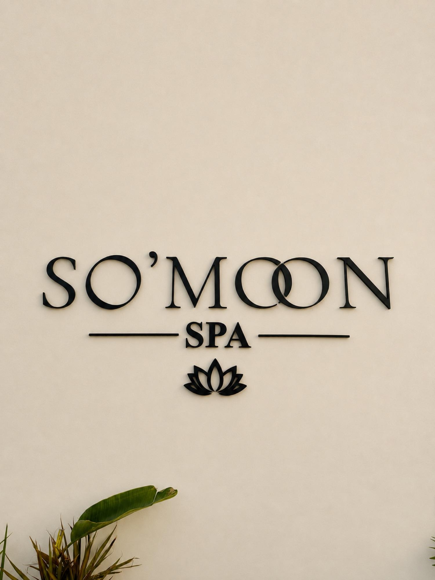 L'enseigne SO'MOON SPA gravée sur le mur clair de l'entrée