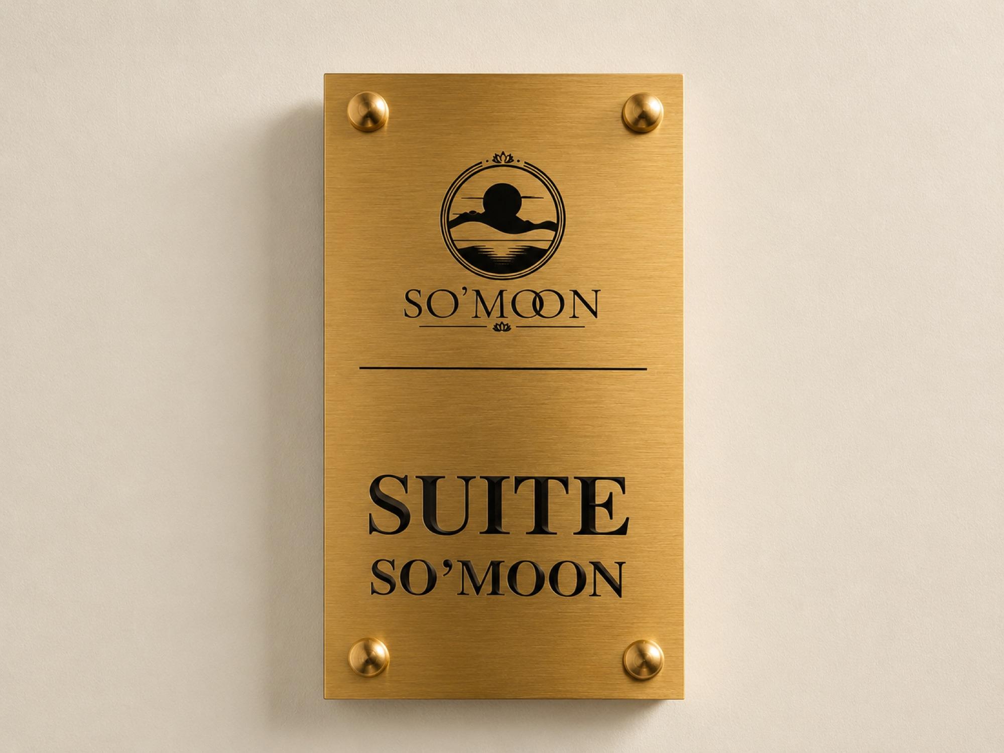 Suite SO'MOON — la plaque de la suite
