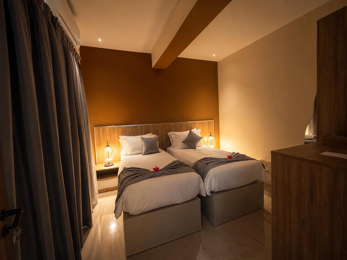 Suite SO'MOON — une chambre à deux lits, lampes de chevet allumées