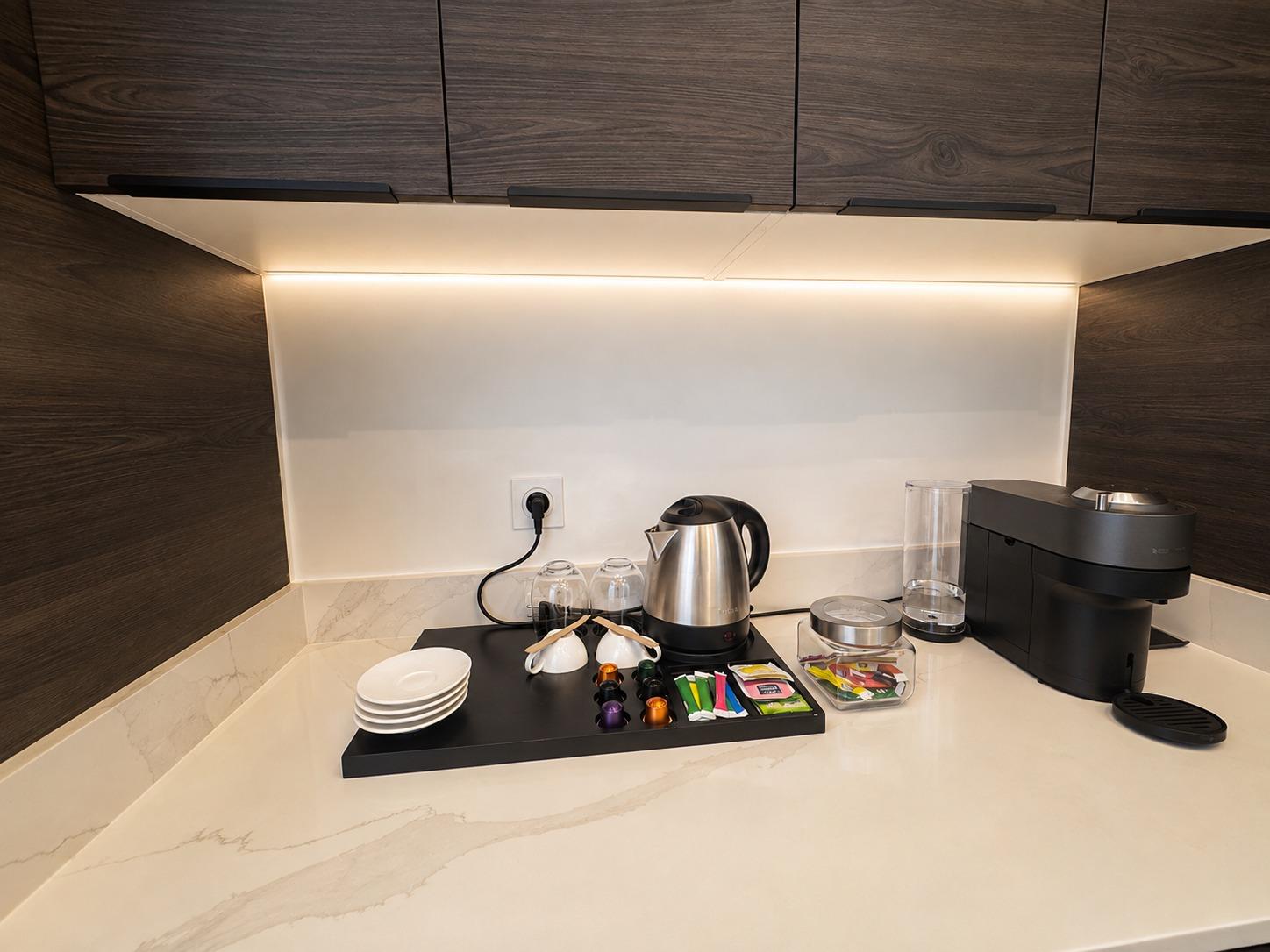 Suite SO'MOON — le plateau du coin café : machine à capsules, bouilloire, tasses et capsules