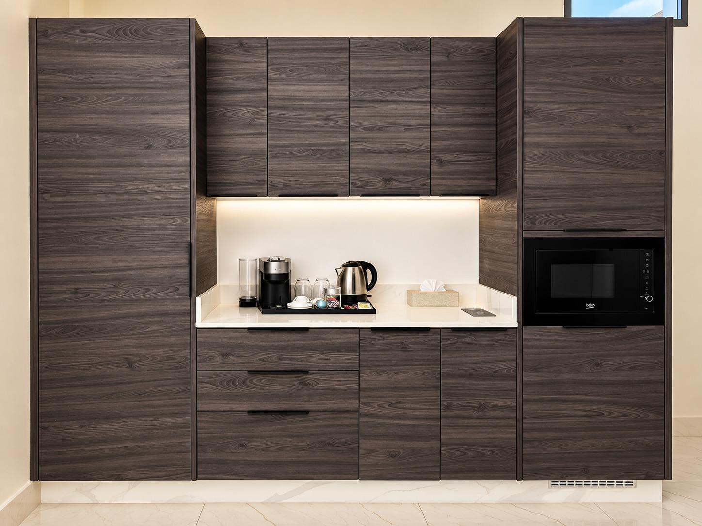Suite SO'MOON — la kitchenette : machine à café, bouilloire et four à micro-ondes sous les rangements