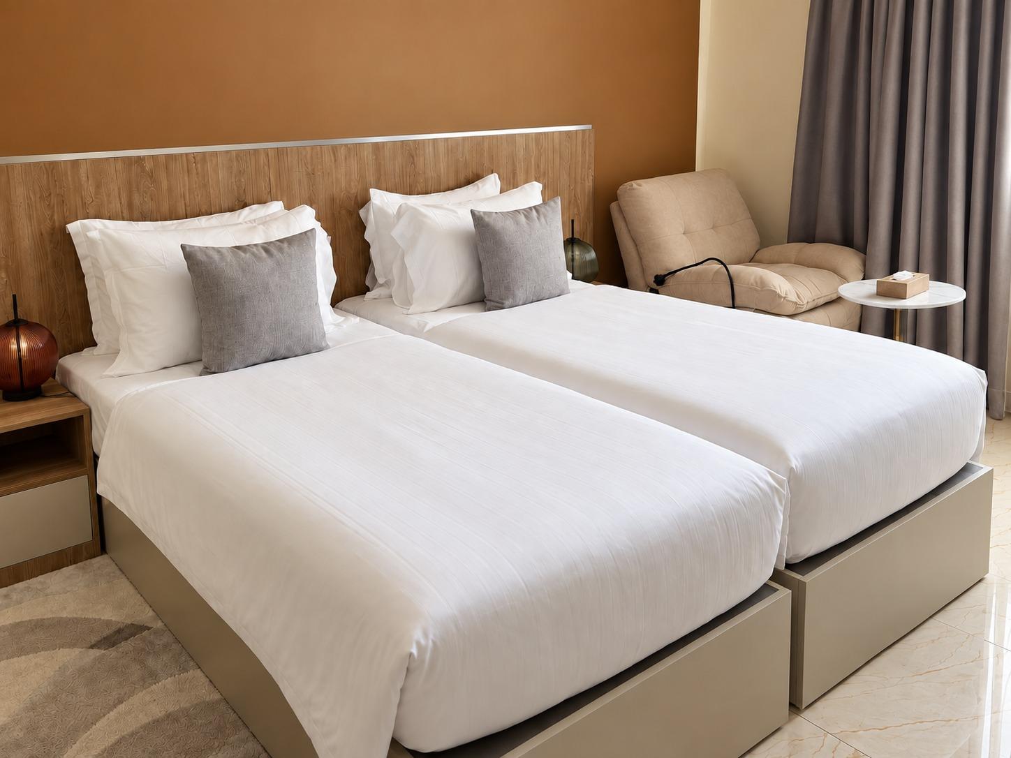 Chambre Twin — le coin salon et les deux lits, de face