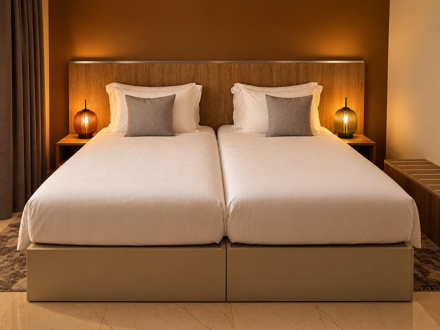 Chambre Twin — les deux lits et les tables de chevet