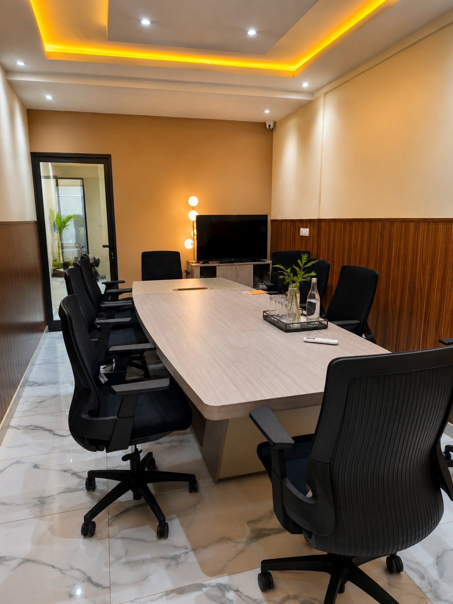 La salle KORA de SO'MOON : sa table de réunion, ses fauteuils et son écran mural
