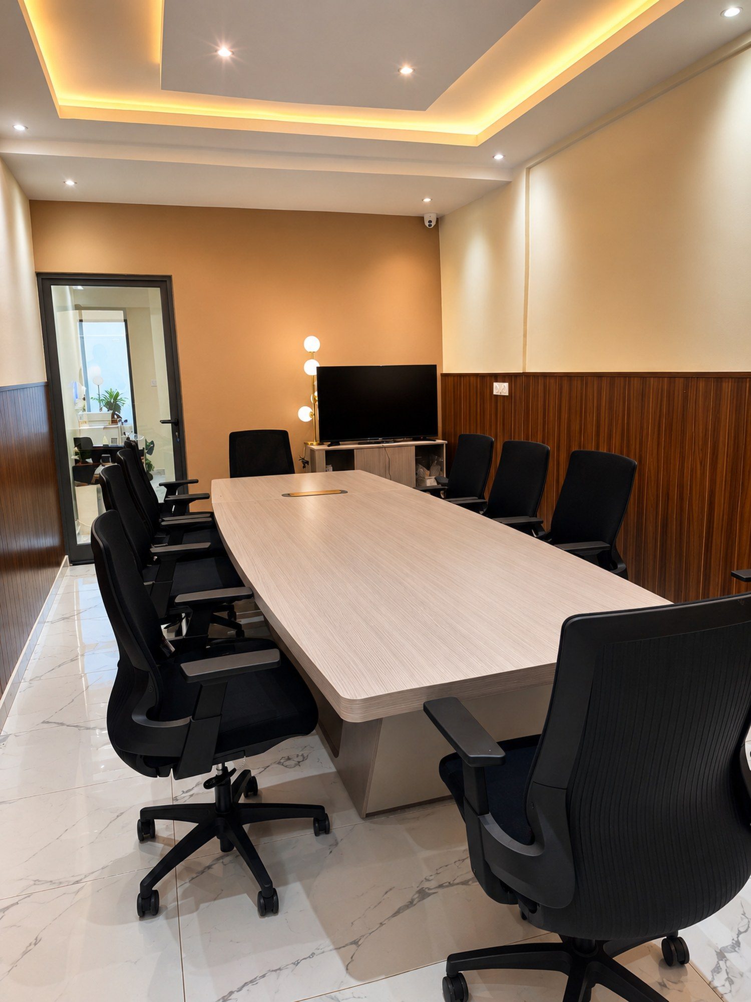 La table de réunion de KORA, vue depuis la porte vitrée
