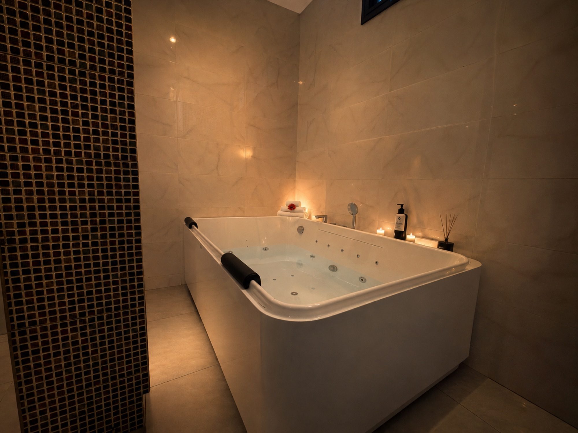 Suite SO'MOON — bain à remous