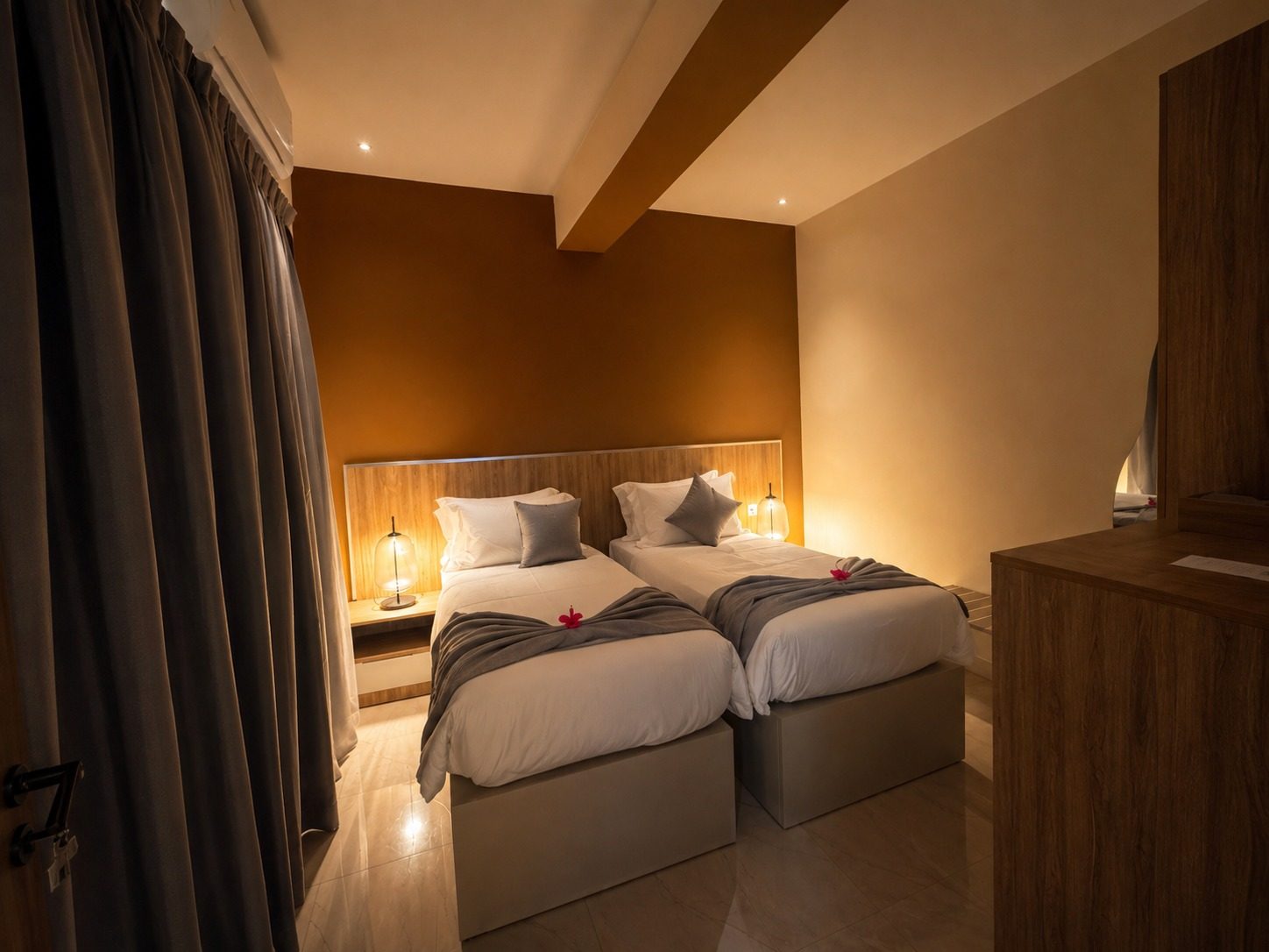 Suite SO'MOON — une chambre à deux lits, lampes de chevet allumées