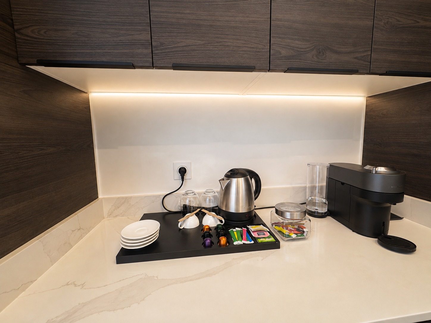 Suite SO'MOON — le plateau du coin café : machine à capsules, bouilloire, tasses et capsules