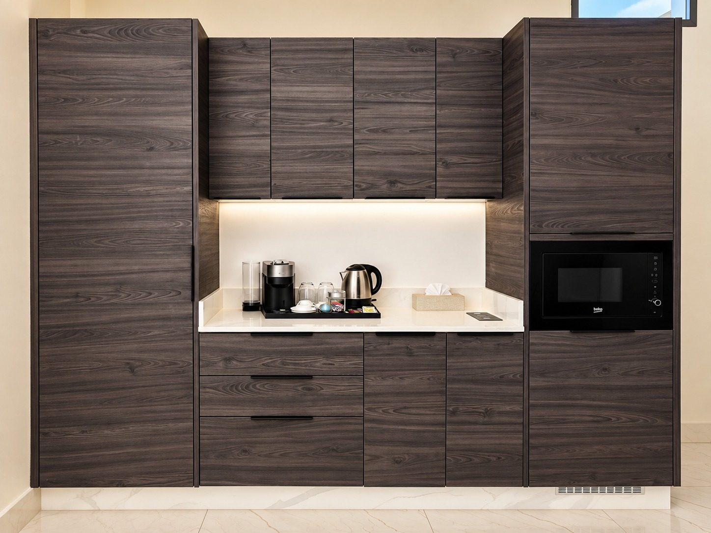 Suite SO'MOON — la kitchenette : machine à café, bouilloire et four à micro-ondes sous les rangements