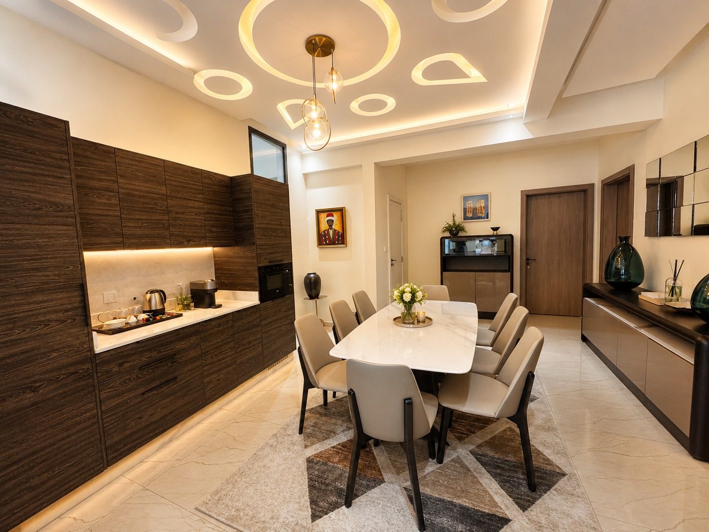 Suite SO'MOON — la salle à manger : longue table, six chaises et buffet