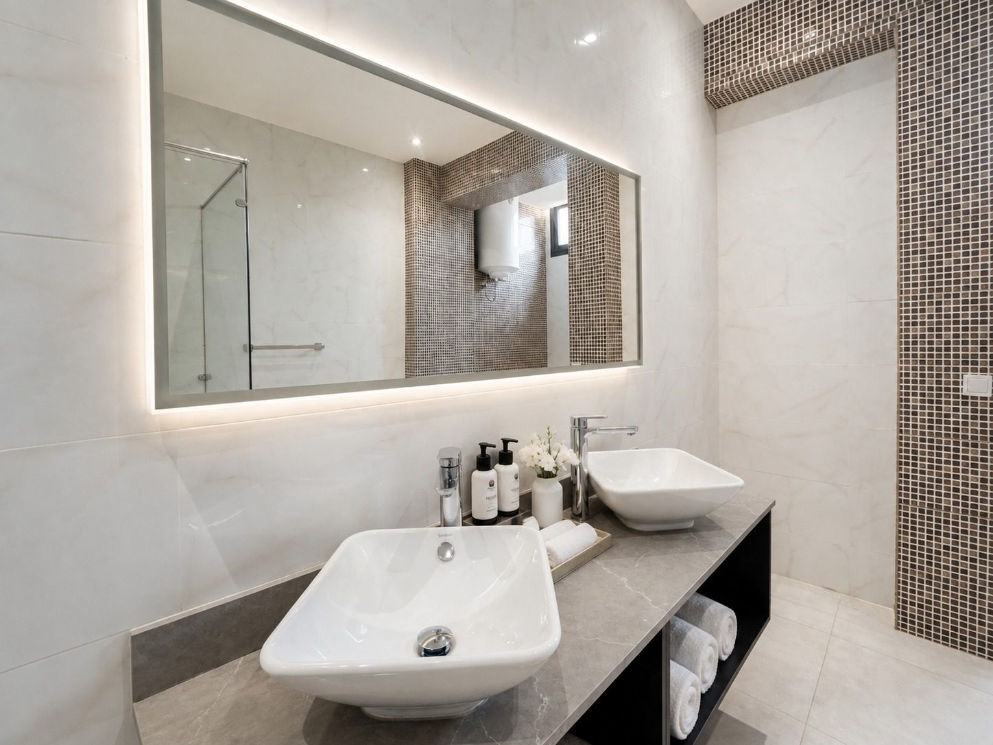 Suite SO'MOON — la salle de bain, vasque et long miroir rétroéclairé