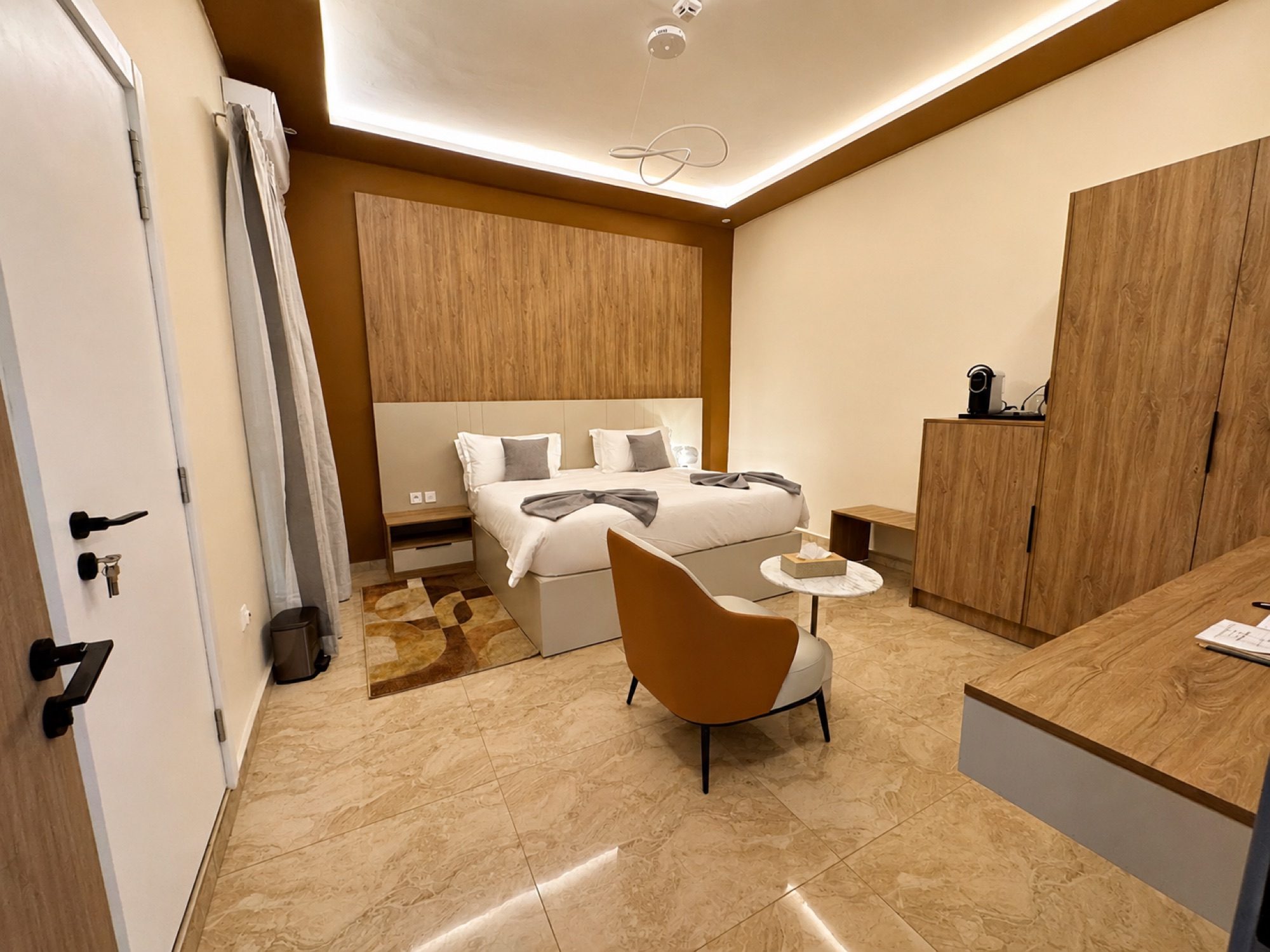 Suite Azur — espace nuit et bureau