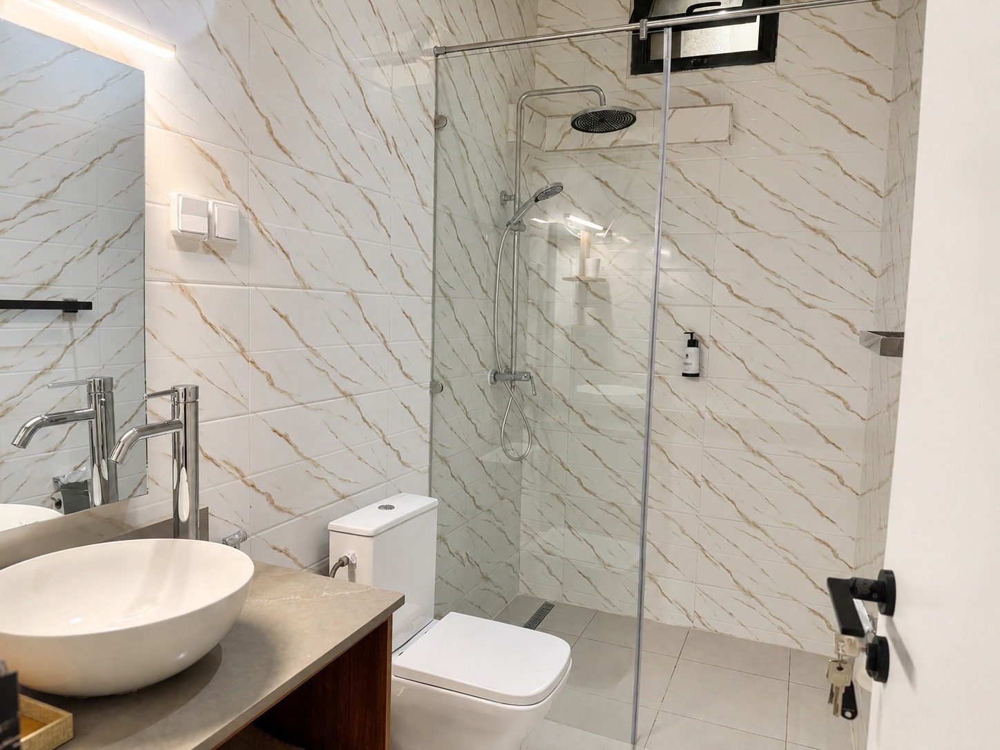 Suite Azur — la salle d'eau, douche et sanitaires