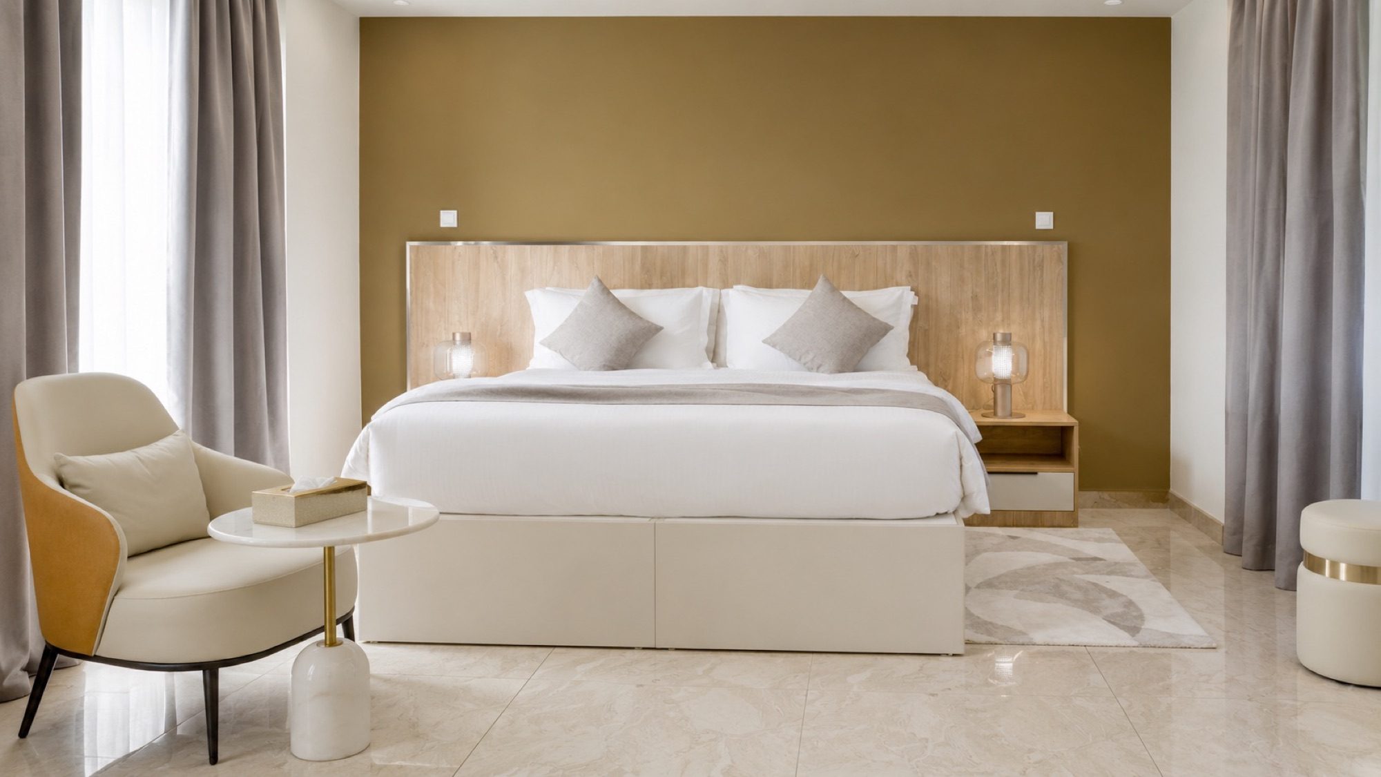 Chambre Standard — le lit et la tête de lit en bois — de jour