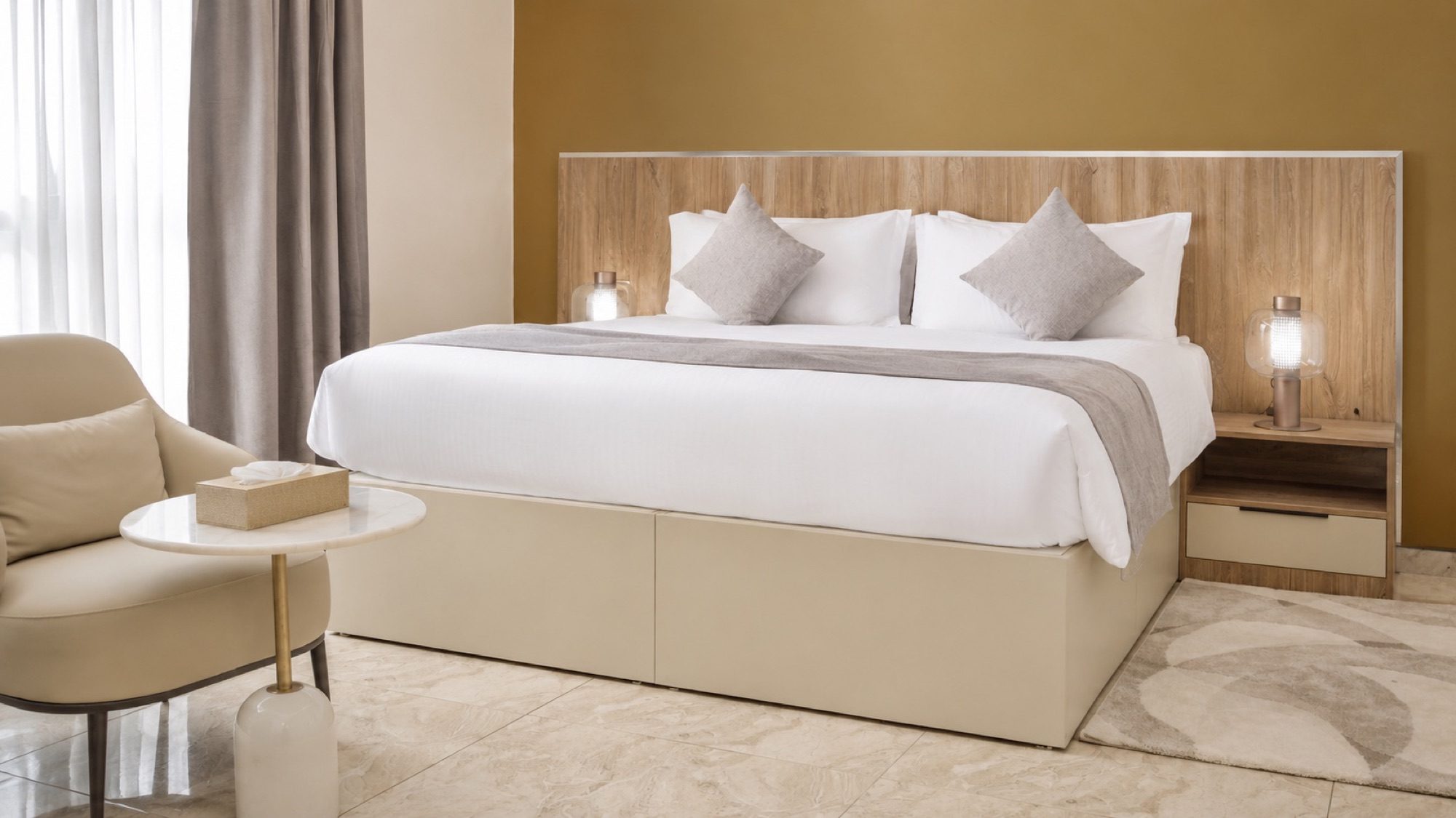Chambre Standard — le lit et le coin salon — de jour