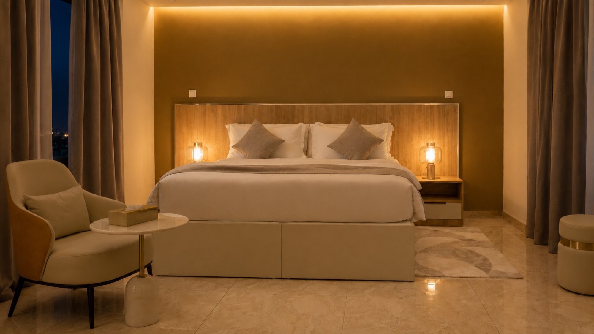Chambre Standard — le lit et la tête de lit en bois — de nuit