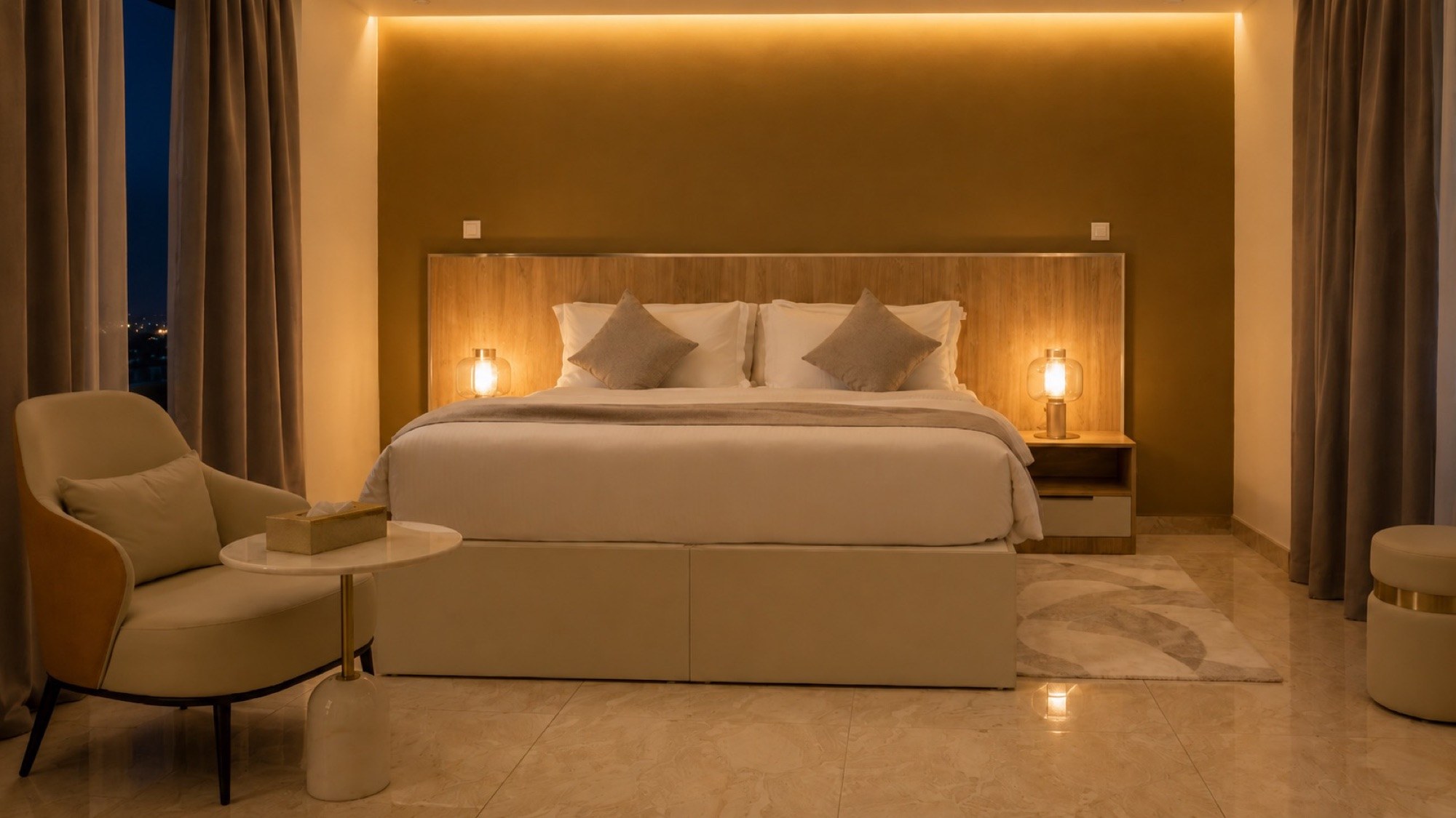 Chambre Standard — le lit king size et le coin salon, le soir