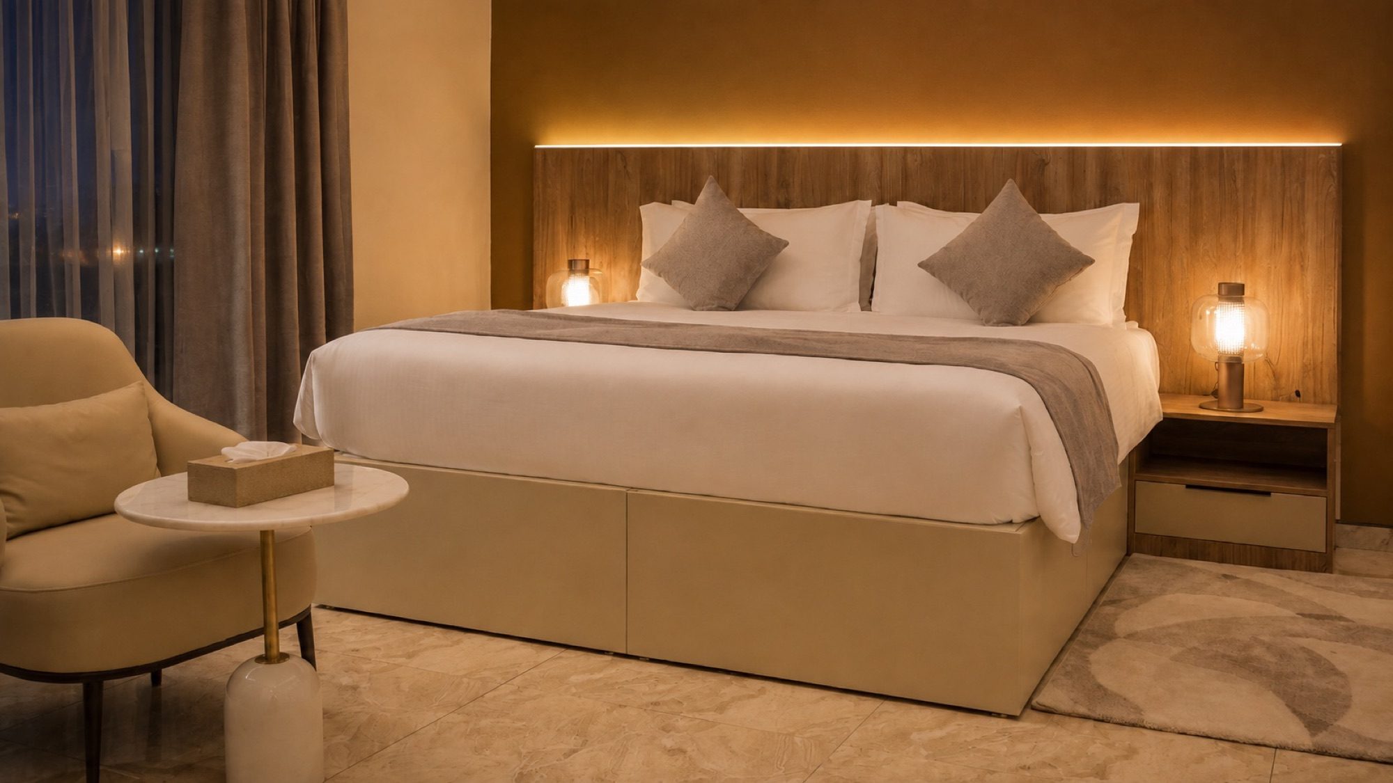 Chambre Standard — le lit et le coin salon — de nuit