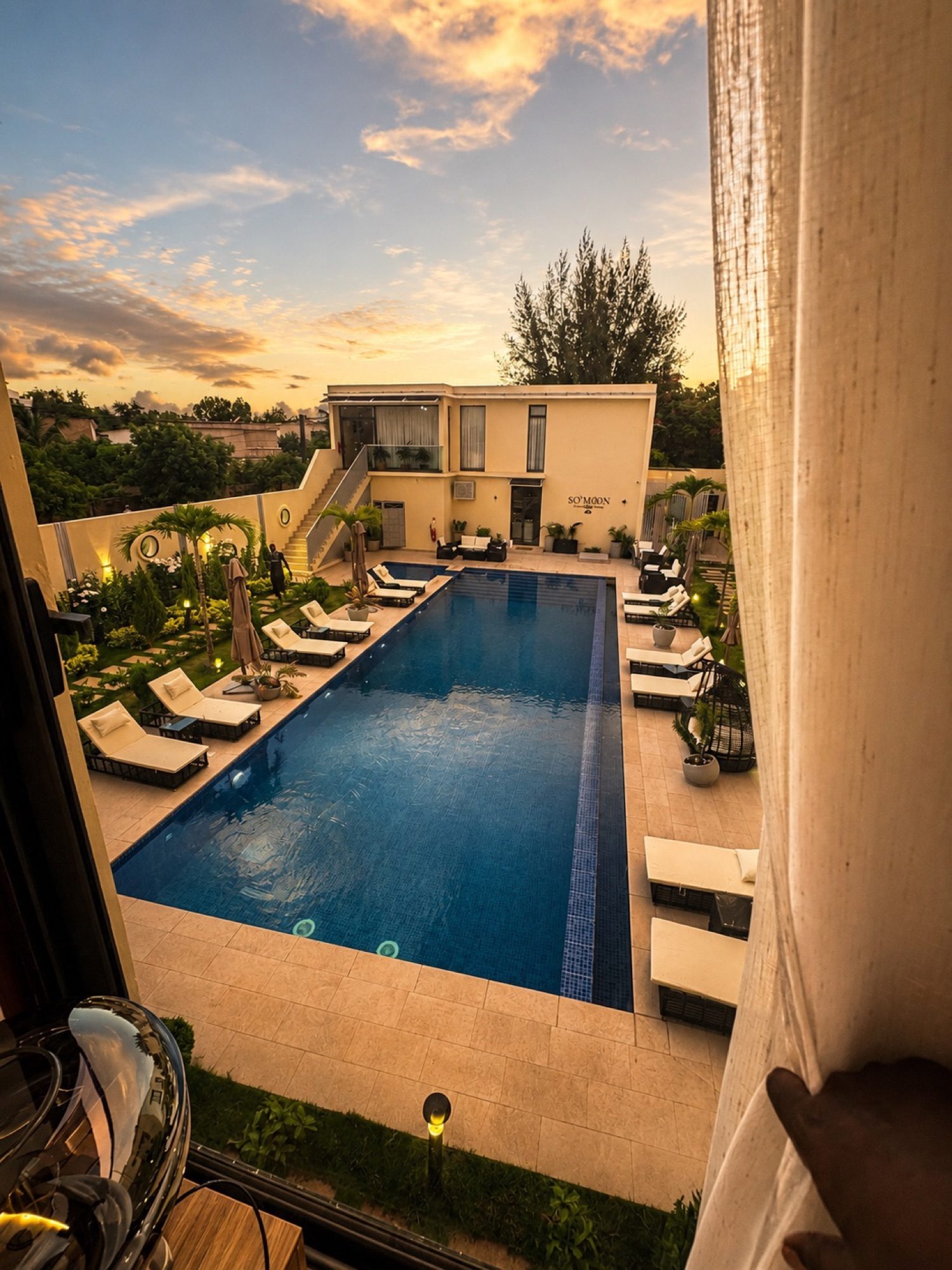 Suite Lagune — la piscine en contrebas