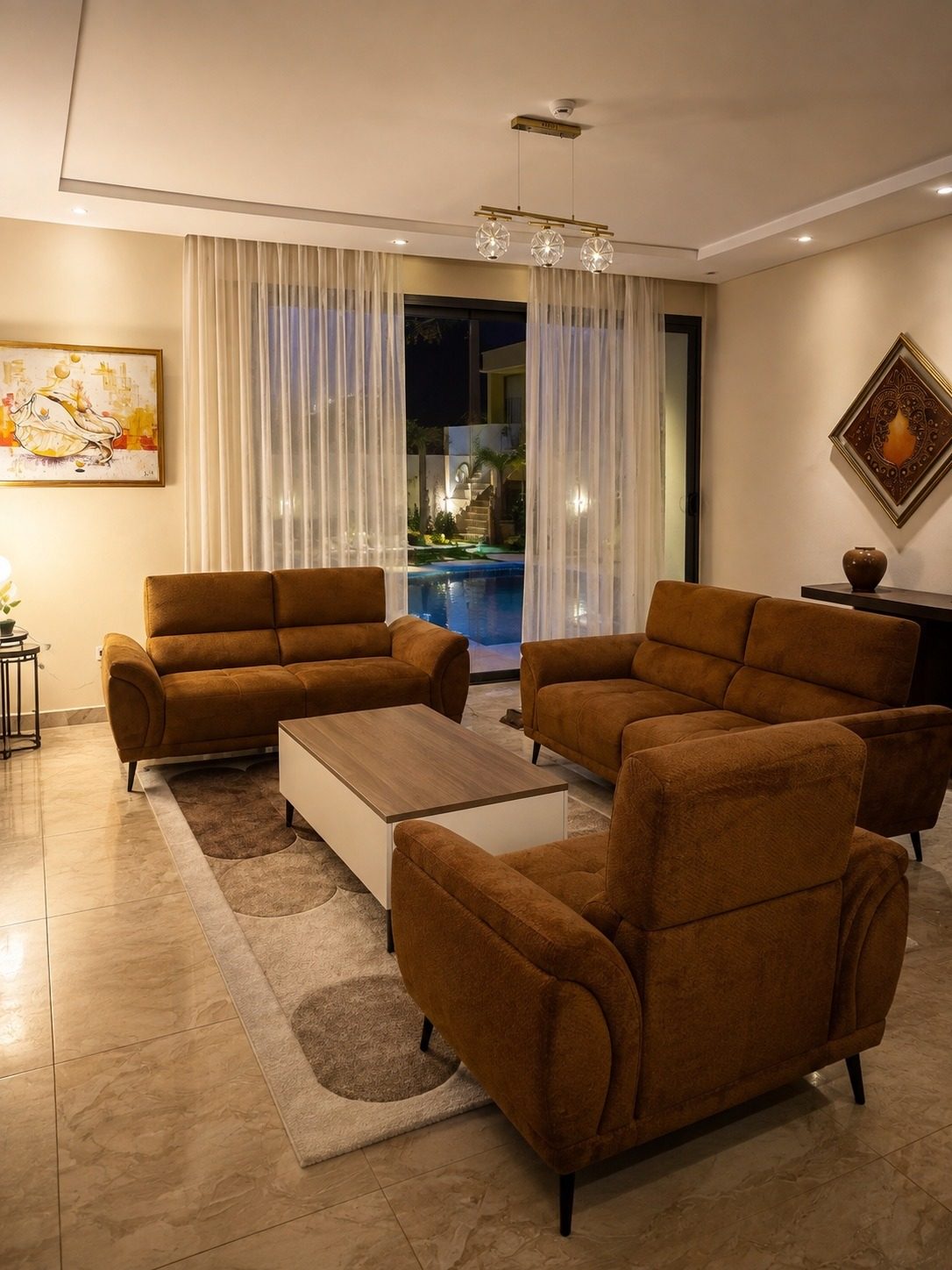Suite Lagune — le salon, rideaux ouverts sur la piscine