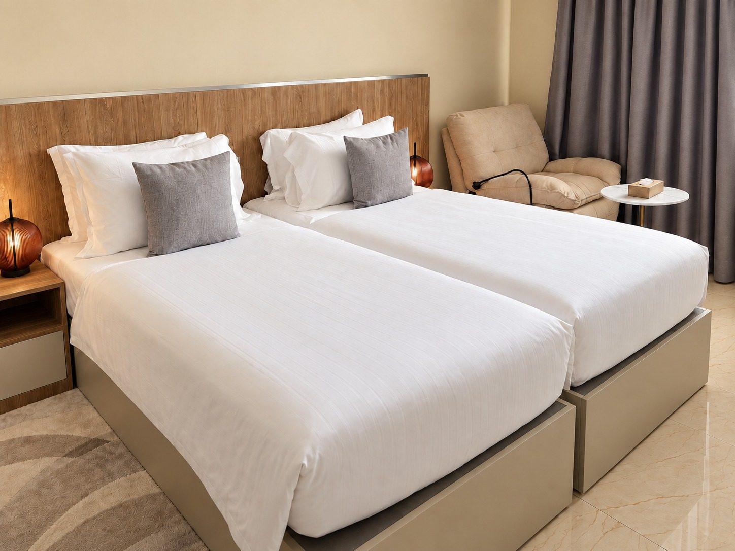 Chambre Twin — les deux lits, le fauteuil et la table basse