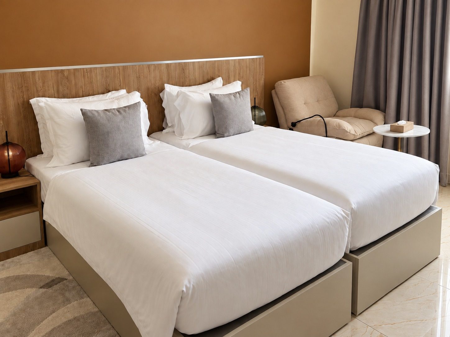Chambre Twin — le coin salon et les deux lits, de face