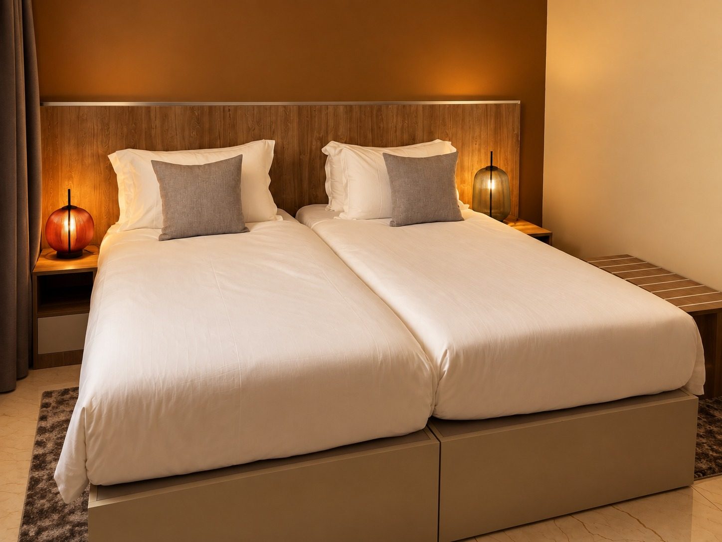 Chambre Twin — les deux lits et les lampes de chevet, mur ocre