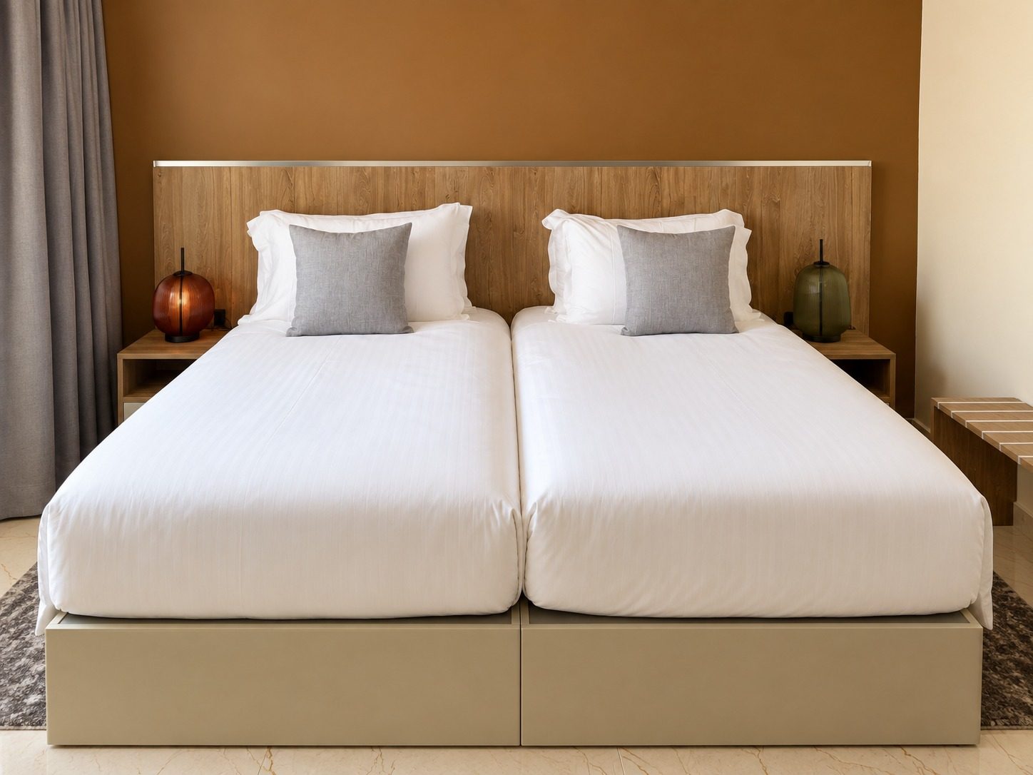 Chambre Twin — les deux lits vus de face, lampes allumées